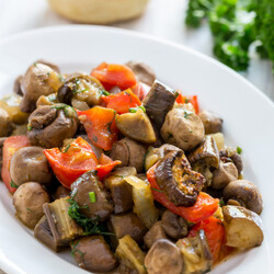 Баклажаны с шампиньонами в приправе в духовке