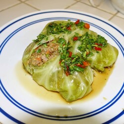 Голубцы с фаршем круглой формы с фаршировкой в пиале