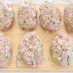 Котлеты из мясного фарша с кабачком и овощами под соусом