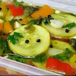 Кабачки маринованные с болгарский перцем, чесноком и петрушкой в холодильник