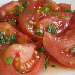 Моно-салат из помидоров "Остряк" с чесноком и зеленью маринованный с уксусом