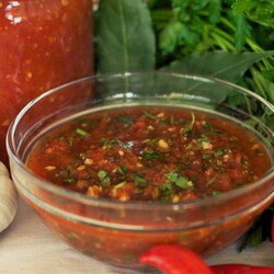 Аджика из помидоров с перцем острым и болгарским, чесноком и зеленью петрушки и укропом на зиму