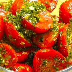Салат из помидоров во вкусной заливке из перца, зелени и специй в холодильник