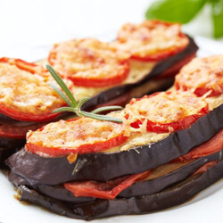 Баклажаны нарезанные вдоль на слайсы с фаршем любым под соусом из томатов, перца и лука под сыром в духовке