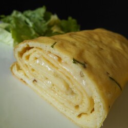 Рулет-омлет с кабачком и сыром без муки на сковородке