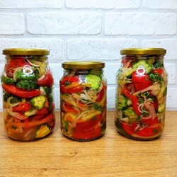 Необычный салат на зиму без варки и стерилизации в маринаде видео-рецепт прислал Вася