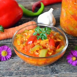 Салат из моркови, перца, томатов и кабачка на зиму