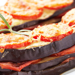 Баклажаны нарезанные на слайсы, запеченные с фаршем в духовке