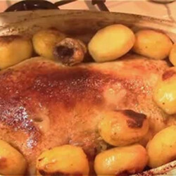 Запеченная утка с яблоками в утятнице в духовке на RussianFood.com