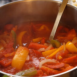 Лечо Еврейка научила из перца, томатов и лука на зиму