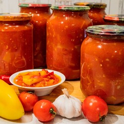 Салат из помидоров, кабачка, перца, лука и чеснока на зиму со стерилизацией, а значит в холодильник