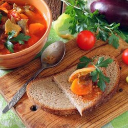 Салат из баклажанов с томатами, болгарским перцем и зеленью петрушки на зиму