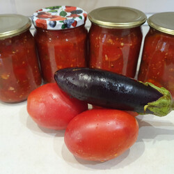 Острая закуска из баклажан в соке из перекрученных томатов без уксуса на зиму