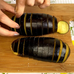 Баклажаны гармошкой с чесноком в заливке из масла со специями в духовке