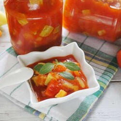 Салат из томатов с болгарским перцем, чесноком и зеленью на зиму Сделать этот салат!