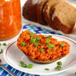 Салат из кабачков с морковью и томатной пастой на зиму