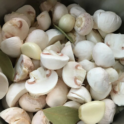 Быстро замаринованные шампиньоны без воды и масла