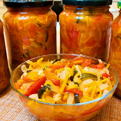 Салат "Витаминная бомба" из капусты моркови огурцов лука чеснока болгарского перца и помидоров на зиму