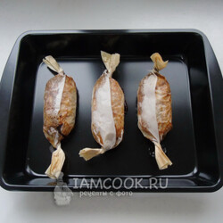 Колбаски из мясного фарша, завернутые в пергамент в духовке