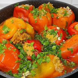 Перец фаршированный фаршем в томатном соке