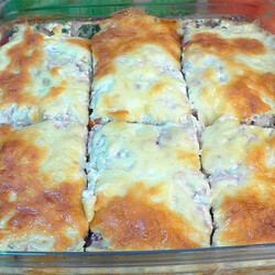 Запеканка из тертого кабачка с фаршем, луком и болгарским перцем