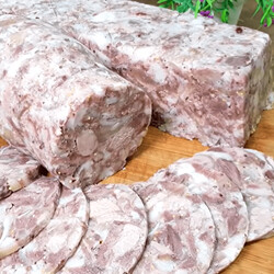 Колбаса из мяса с чесноком и плавленым сырком в бутылке