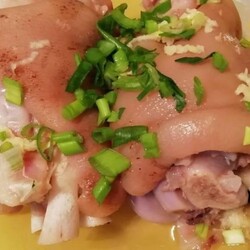 Ножки свиные вареные в бульоне с чесноком и зеленью. Видиорецепт
