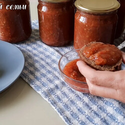 Пряный томатный соус из помидоров перца лука и яблока с пряностями на зиму