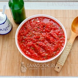 Аджика из помидоров, перца, лука, моркови и яблок на зиму