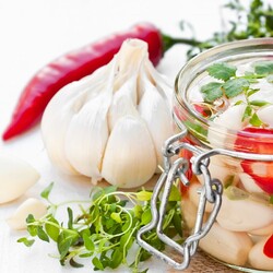 Чеснок заваренный с острым перцем и специями на зиму Видеорецепт