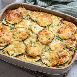 Запеканка за нарезанного кабачка с сыром и фаршем с помидорами