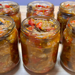 Пикантная салат-закуска из баклажанов и кабачков с помидорами, луком и морковью на зиму