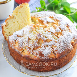 Пышная шарлотка на кефире с яблоками