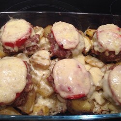 Биточки из фарша с картофелем в духовке