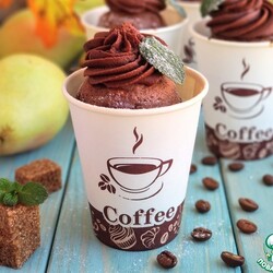 Шоколадно-кофейные кексы с грушей в стаканчиках