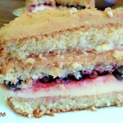 Торт с черной смородиной