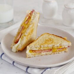 Горячий сэндвич на сковороде с яйцом на завтрак | Меню недели