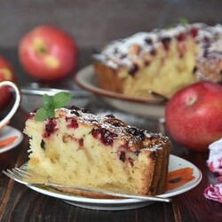 Яблочная шарлотка с клюквой на кефире