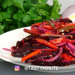 Вкусная Минутка в Instagram: «Салат со свёклой, который вкуснее традиционного винегрета. Всем вкусного дня! Скучала за вами :) Рецепт: • Свёкла (запеченная или отварная)…»