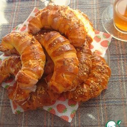 Рогалики с вареной сгущенкой и орехами