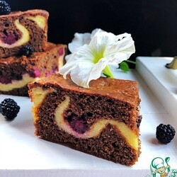 Шоколадный пирог с ежевикой и творогом