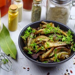 Жареные вешенки с луком | Меню недели