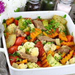 Рецепт сочной говядины с овощами в духовке | Меню недели