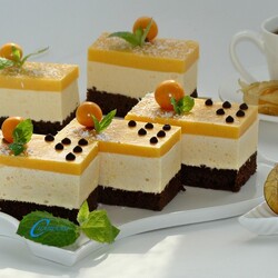 Шоколадно-карамельное пирожное с тыквенным птичьим молоком