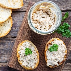 Бутербродная намазка за 3 минуты: 1 банка, 2 сырка и заправка. Вкуснее бутербродов я не ела