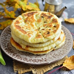 Жареные лепешки с луком и брынзой