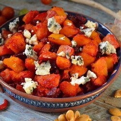 Теплый пикантный салат с тыквой