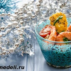 Простой салат с креветками и сырными чипсами | Меню недели