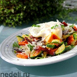 Теплый салат с цуккини и яйцом пашот | Меню недели