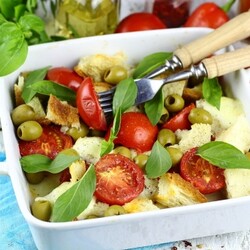 Теплый салат с помидорами, брынзой и оливками | Меню недели